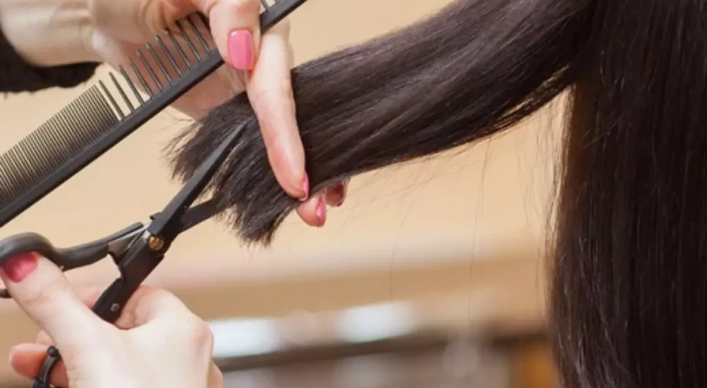 mulher-cortando-cabelo-curto